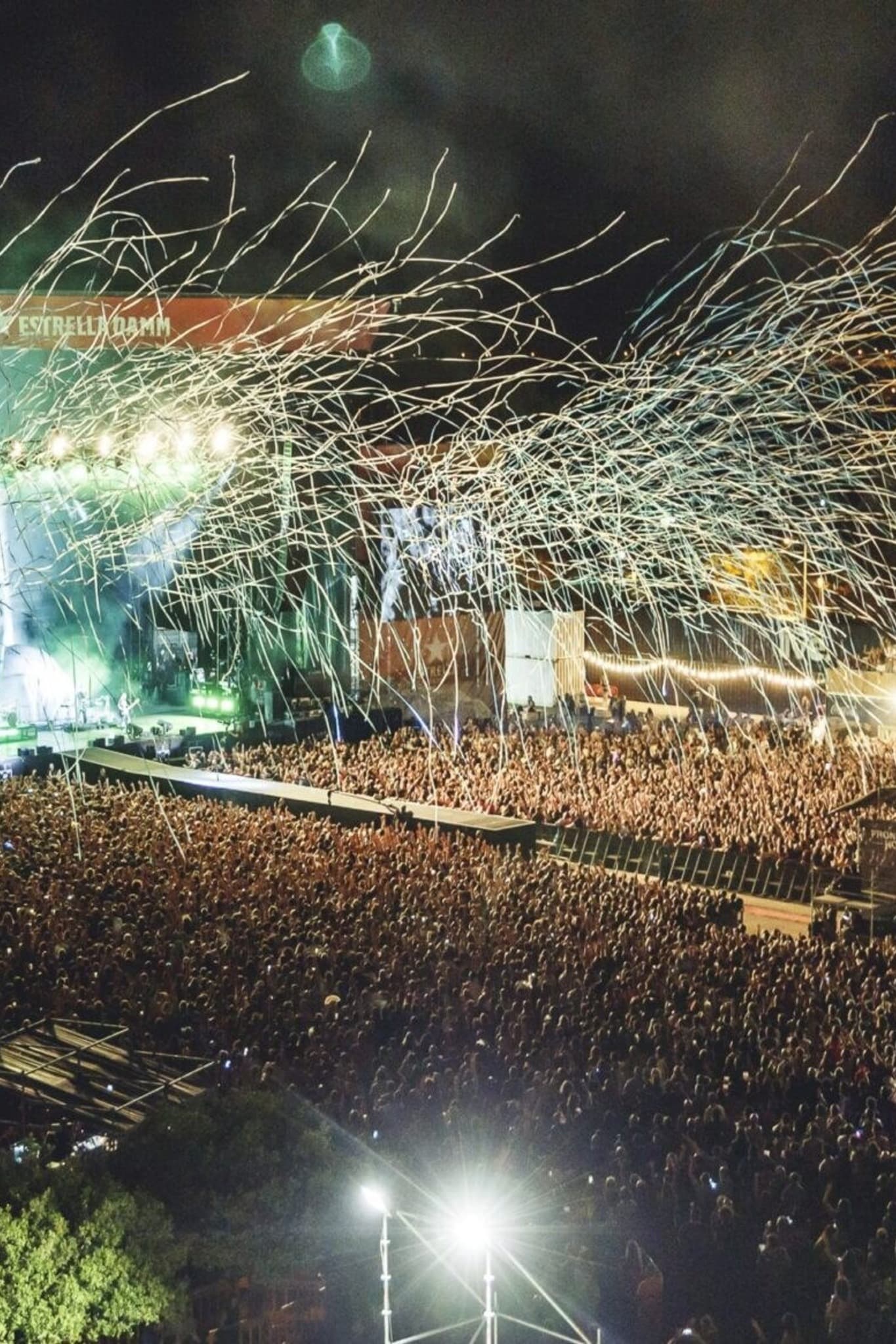 Stor festivalpublik i solnedgång