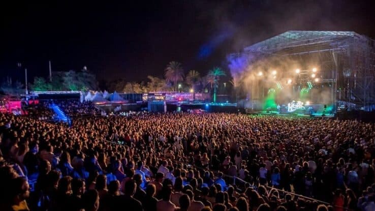 Festivalpublik framför en upplyst scen