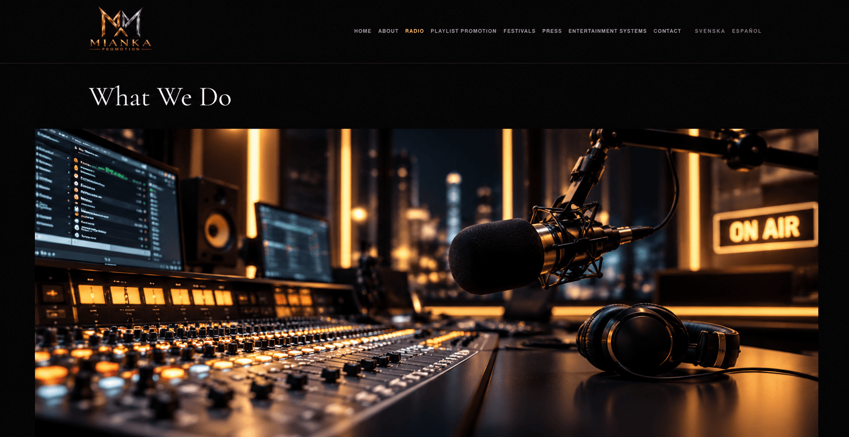 Estudio de radio profesional durante una emisión